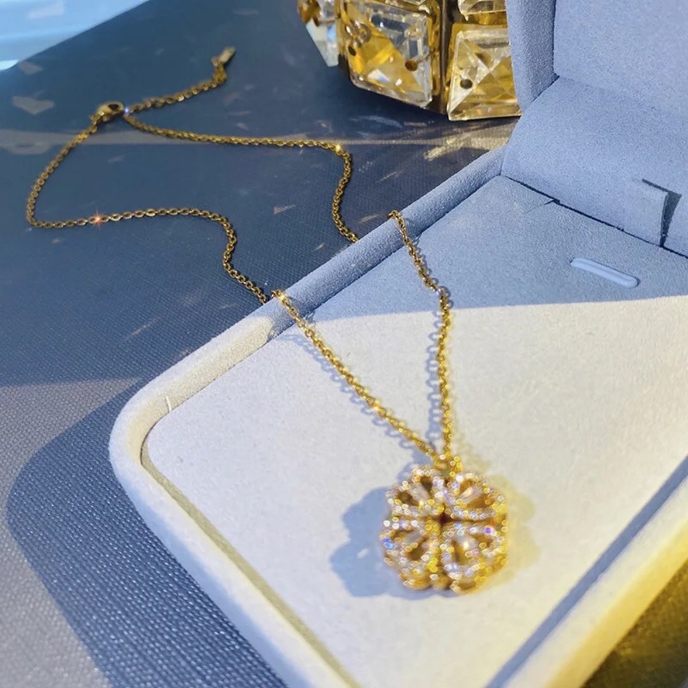 18K Gold Clover Leave Lucky Spinning Pave CZ Pendant Lips Dainty Chain N…